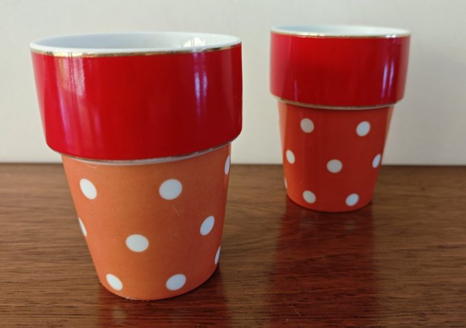 Puur. Bekers rond met polka dot. Rood  en Oranje.  Per set van 2.