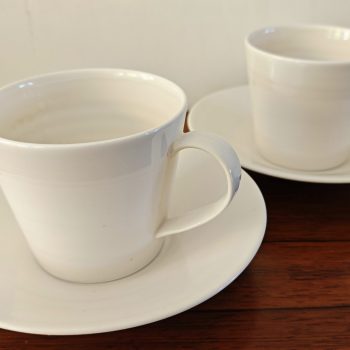 Royal Doulton England 1815.  Kop en schotel Wit. Per set van2.