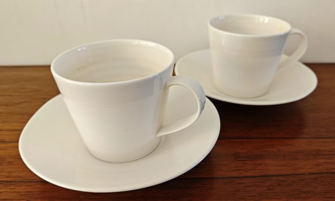 Royal Doulton England 1815.  Kop en schotel Wit. Per set van2.