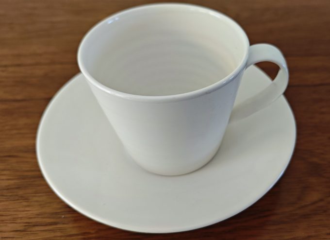 Royal Doulton England 1815.  Kop en schotel Wit. Per set van2. - Afbeelding 2