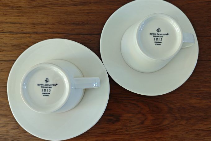 Royal Doulton England 1815.  Kop en schotel Wit. Per set van2. - Afbeelding 3