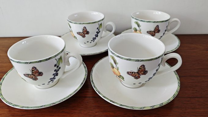 JBS Home Collection. Design Janneke Brinkman-Salentijn.  Koffie en of Theekop en schotel .Fruit & Flowers. Met bloem- en fruitmotief. Per set van 4 . - Afbeelding 2