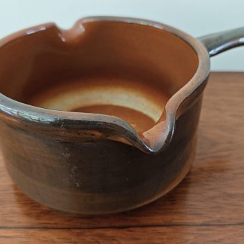 Ambacht Volendam.  Schenkkan Bruin met handvat