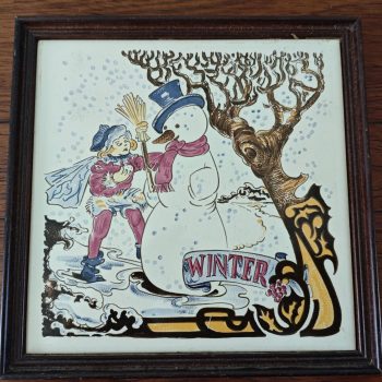 Moeders voor Moeders. Atelier Regina Bleiswijk. Tegel Winter in bruine lijst.