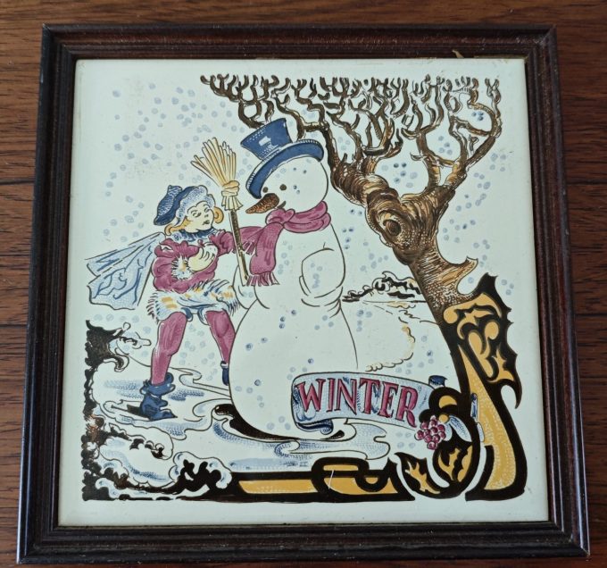 Moeders voor Moeders. Atelier Regina Bleiswijk. Tegel Winter in bruine lijst.