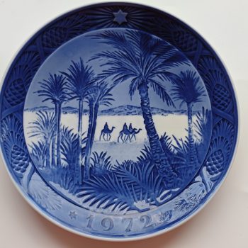 Royal Copenhagen. Wandbord Blauw.  1972. Titel "In the Desert" .. Drie Koningen onderweg...