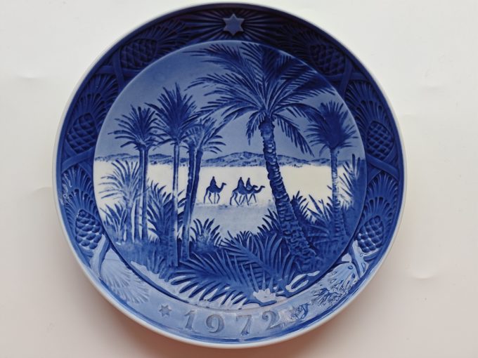 Royal Copenhagen. Wandbord Blauw.  1972. Titel "In the Desert" .. Drie Koningen onderweg...
