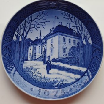 Royal Copenhagen. Wandbord Blauw.  1975. Titel "Het Kerstmis verblijf van de Koningin".