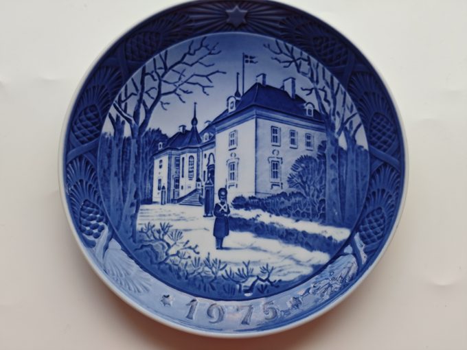 Royal Copenhagen. Wandbord Blauw.  1975. Titel "Het Kerstmis verblijf van de Koningin".