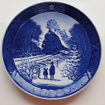 Royal Copenhagen. Wandbord Blauw.  1973. Titel "Op weg naar huis voor Kerstmis" .