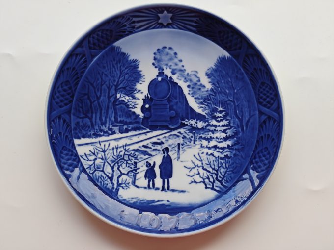 Royal Copenhagen. Wandbord Blauw.  1973. Titel "Op weg naar huis voor Kerstmis" .
