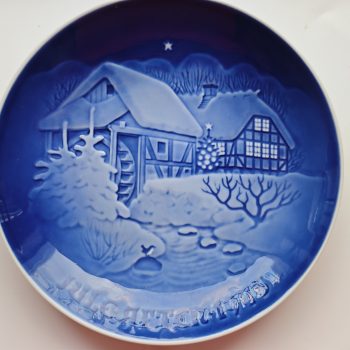 B & G  Copenhagen Porcelain. Wandbord Blauw. 1975. Titel "Kerstmis bij de oude watermolen".