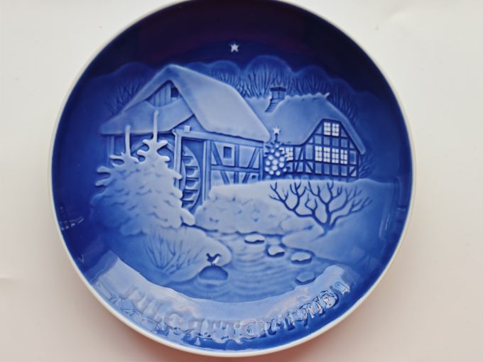 B & G  Copenhagen Porcelain. Wandbord Blauw. 1975. Titel "Kerstmis bij de oude watermolen".