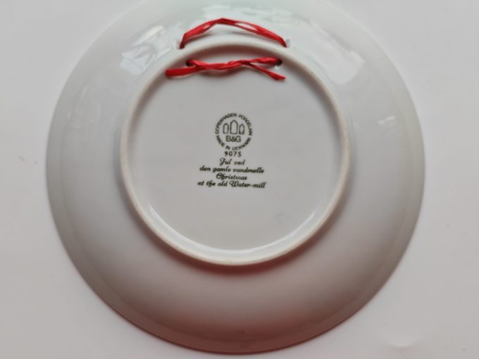 B & G  Copenhagen Porcelain. Wandbord Blauw. 1975. Titel "Kerstmis bij de oude watermolen". - Afbeelding 2