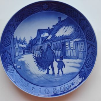 Royal Copenhagen. Wandbord Blauw.  1980 Titel "Samen de Kerstboom naar huis brengen".