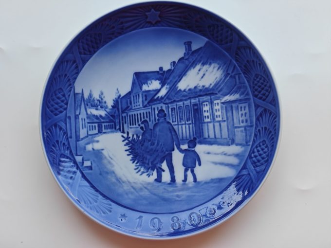 Royal Copenhagen. Wandbord Blauw.  1980 Titel "Samen de Kerstboom naar huis brengen".