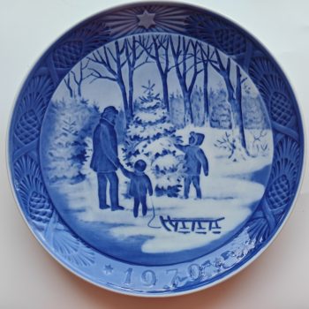 Royal Copenhagen. Wandbord Blauw.  1979 Titel "Samen de Kerstboom kiezen".