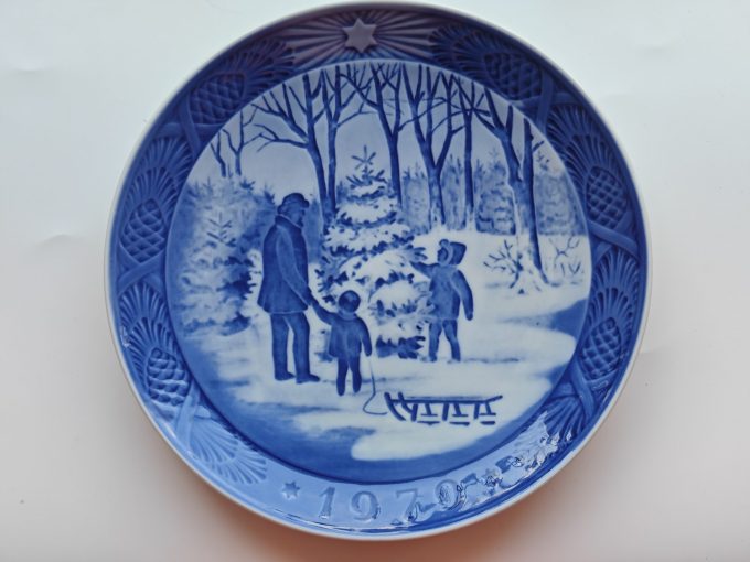 Royal Copenhagen. Wandbord Blauw.  1979 Titel "Samen de Kerstboom kiezen".