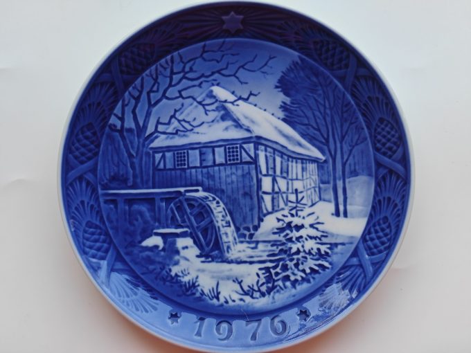 Royal Copenhagen. Wandbord Blauw.  1976. Titel "Vibaek Watermolen".