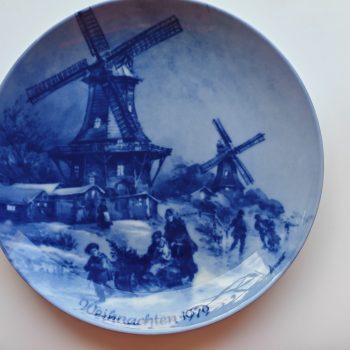 Berlin Design.  (Genuine Blue China). Wandbord Blauw. Weihnachten 1979  Titel "Weihnachtsabend in Greetsied".