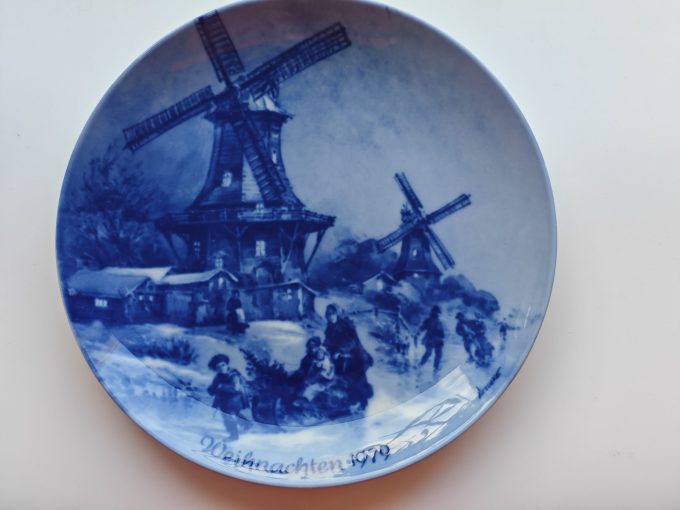 Berlin Design.  (Genuine Blue China). Wandbord Blauw. Weihnachten 1979  Titel "Weihnachtsabend in Greetsied".