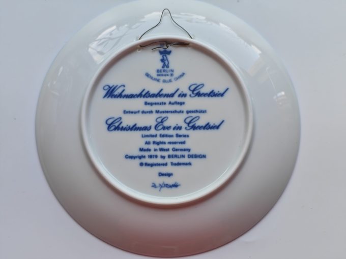 Berlin Design.  (Genuine Blue China). Wandbord Blauw. Weihnachten 1979  Titel "Weihnachtsabend in Greetsied". - Afbeelding 2