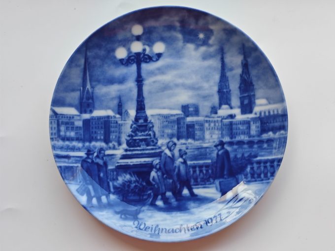 Berlin Design.  (Genuine Blue China). Wandbord Blauw. Weihnachten 1977  Titel "Weihnachtsabend in Hamburg".