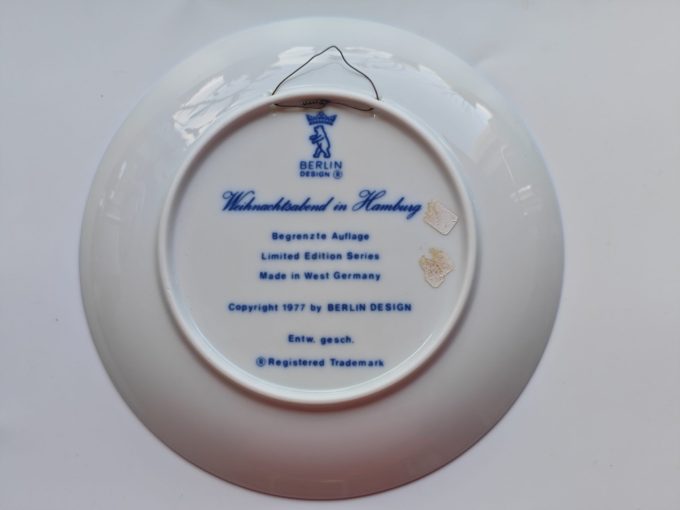 Berlin Design.  (Genuine Blue China). Wandbord Blauw. Weihnachten 1977  Titel "Weihnachtsabend in Hamburg". - Afbeelding 2