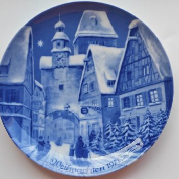 Berlin Design.  (Genuine Blue China). Wandbord Blauw. Weihnachten 1971  Titel "Rothenburg ob der Tauber".