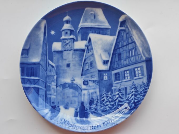 Berlin Design.  (Genuine Blue China). Wandbord Blauw. Weihnachten 1971  Titel "Rothenburg ob der Tauber".