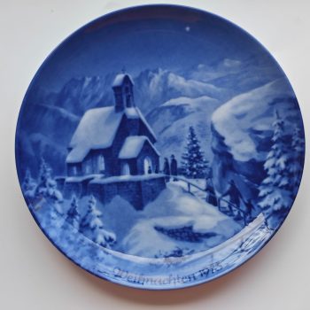 Berlin Design.  (Genuine Blue China). Wandbord Blauw. Weihnachten 1973  Titel "Heiligabend auf dem Wendelstein".