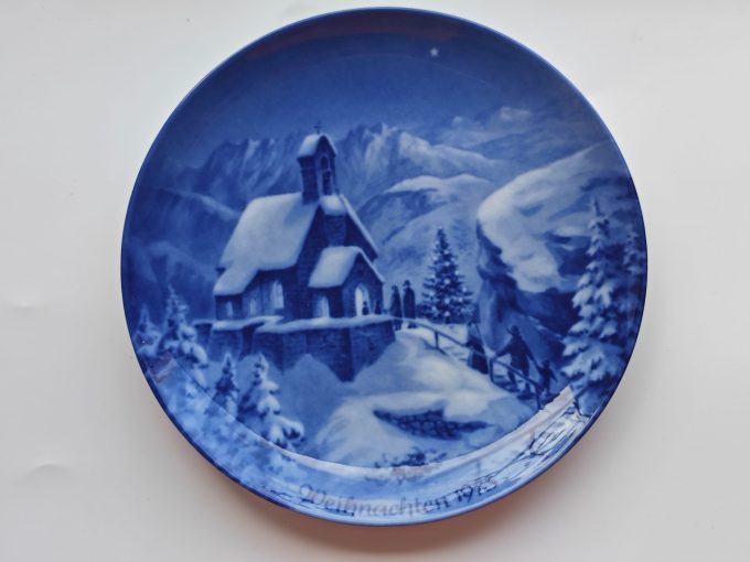 Berlin Design.  (Genuine Blue China). Wandbord Blauw. Weihnachten 1973  Titel "Heiligabend auf dem Wendelstein".