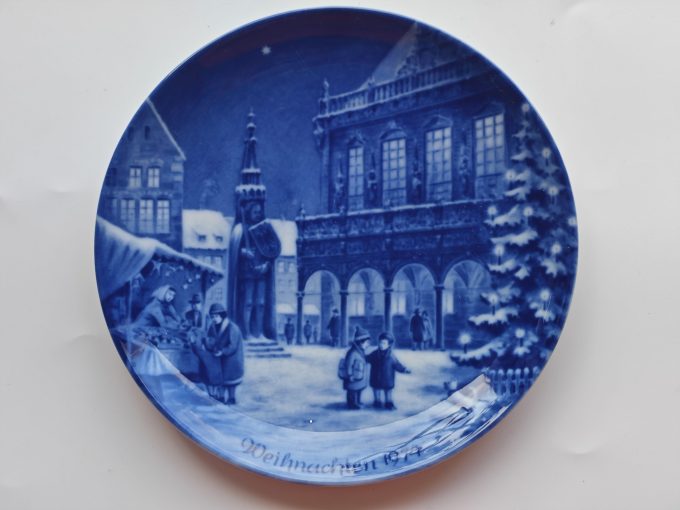 Berlin Design.  (Genuine Blue China). Wandbord Blauw. Weihnachten 1974  Titel "Weihnachten in Bremen".