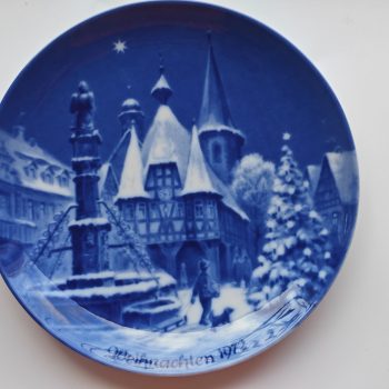 Berlin Design.  (Genuine Blue China). Wandbord Blauw. Weihnachten 1972  Titel "Michelstadt".