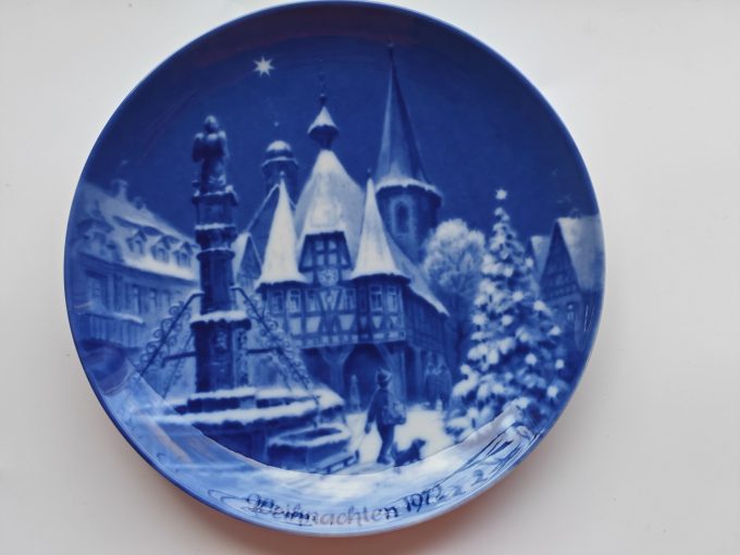 Berlin Design.  (Genuine Blue China). Wandbord Blauw. Weihnachten 1972  Titel "Michelstadt".