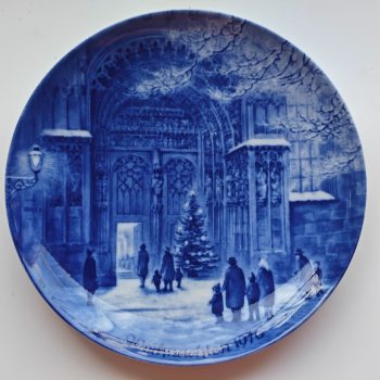 Berlin Design.  (Genuine Blue China). Wandbord Blauw. Weihnachten 1976  Titel "Weihnachtsabend in Augsburg".