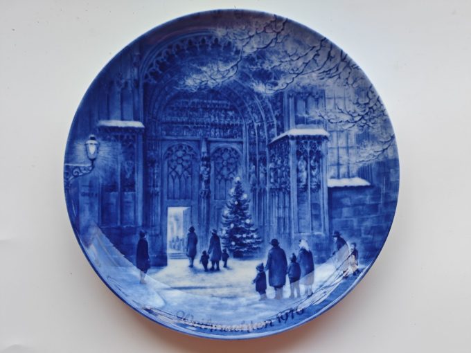 Berlin Design.  (Genuine Blue China). Wandbord Blauw. Weihnachten 1976  Titel "Weihnachtsabend in Augsburg".