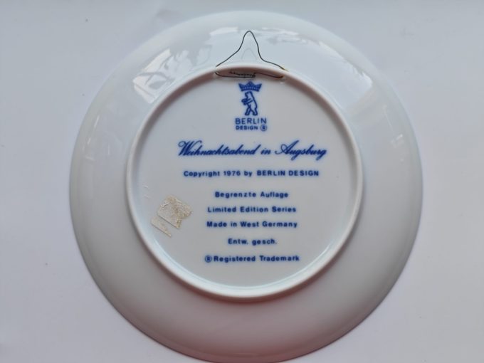 Berlin Design.  (Genuine Blue China). Wandbord Blauw. Weihnachten 1976  Titel "Weihnachtsabend in Augsburg". - Afbeelding 2