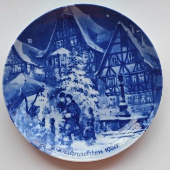 Berlin Design.  (Genuine Blue China). Wandbord Blauw. Weihnachten 1980  Titel "Weihnachten in Miltenberg".
