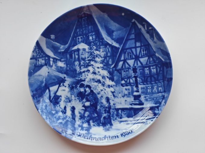 Berlin Design.  (Genuine Blue China). Wandbord Blauw. Weihnachten 1980  Titel "Weihnachten in Miltenberg".