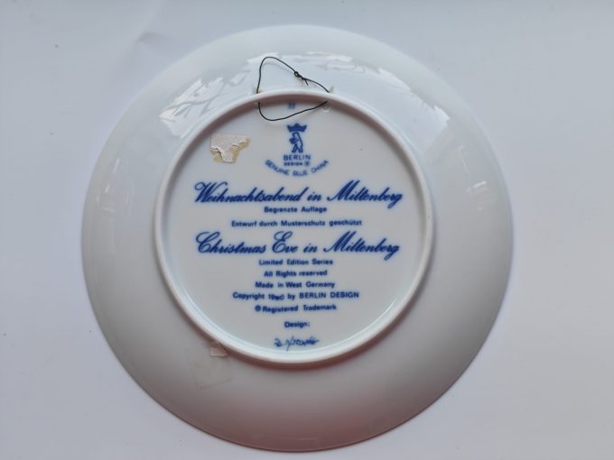 Berlin Design.  (Genuine Blue China). Wandbord Blauw. Weihnachten 1980  Titel "Weihnachten in Miltenberg". - Afbeelding 2