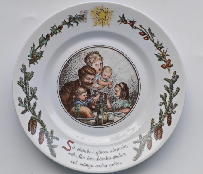 Royal Copenhagen. Bord. Motief nr. 6.  Kerstbord. Titel "Peter's Kerstmis".