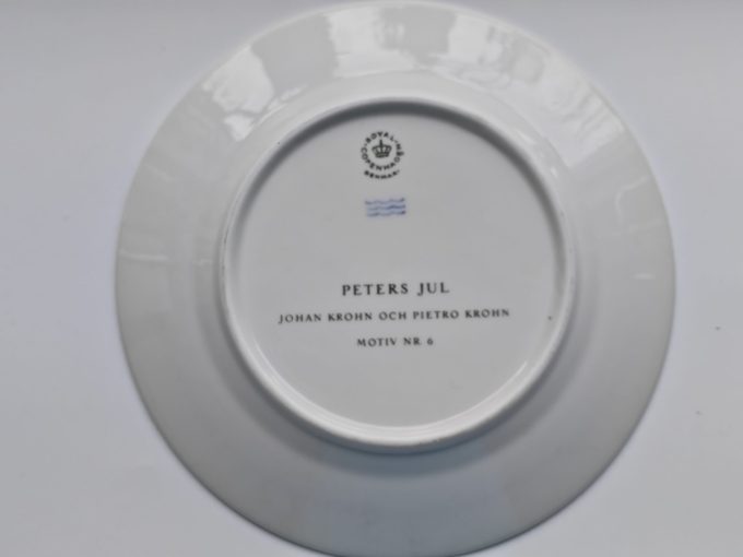 Royal Copenhagen. Bord. Motief nr. 6.  Kerstbord. Titel "Peter's Kerstmis". - Afbeelding 2