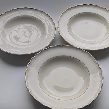 KP Karlskrona Porslinsfabrik. Made in Sweden. Diepe borden. Crème Wit met golfrand goud. Per set van 5 .