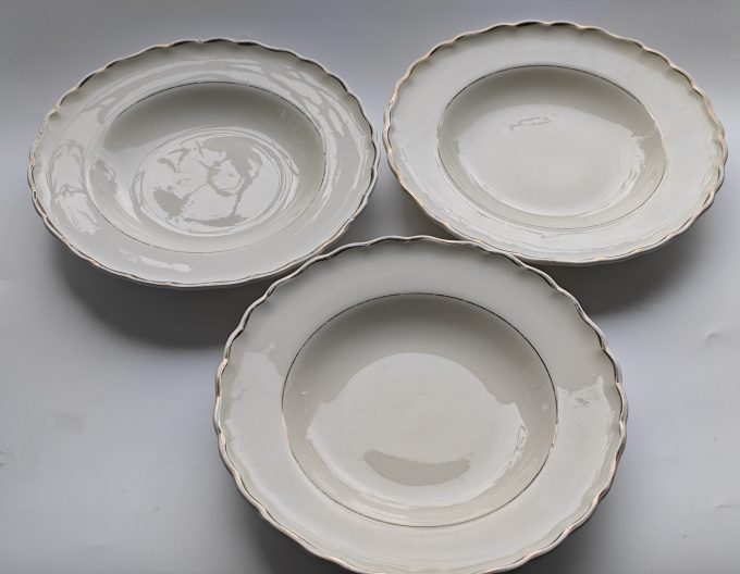 KP Karlskrona Porslinsfabrik. Made in Sweden. Diepe borden. Crème Wit met golfrand goud. Per set van 5 .