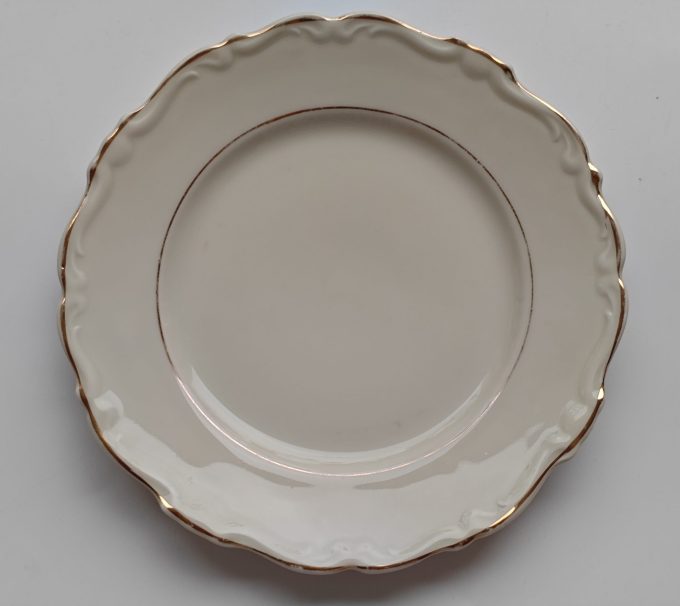KP Karlskrona Porslinsfabrik. Made in Sweden. Gebaksbordjes. Crème Wit met golfrand goud. Per set van  6