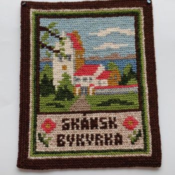 Huisvlijt uit Scandinavië.  Wandkleedje Zweden.  Maat 17 x 23 cm. Kerk.