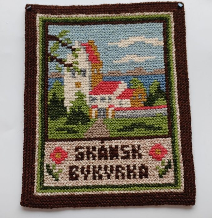 Huisvlijt uit Scandinavië.  Wandkleedje Zweden.  Maat 17 x 23 cm. Kerk.