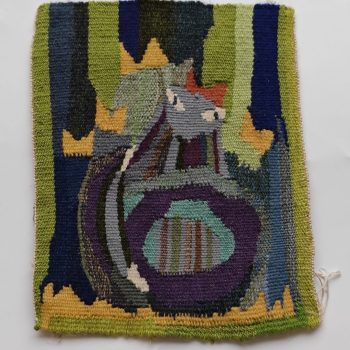 Huisvlijt uit Scandinavië.  Wandkleedje Zweden.  Maat 17 x 23 cm.  Geweven Dierfiguur.