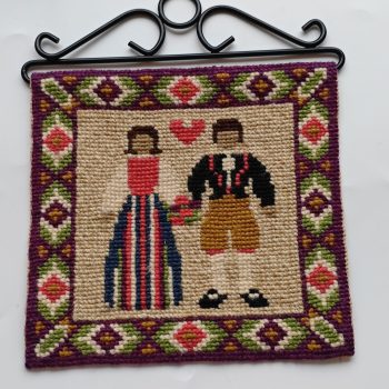 Huisvlijt uit Scandinavië.  Wandkleedje Zweden.  Maat 17 x 23 cm.  Klederdracht.